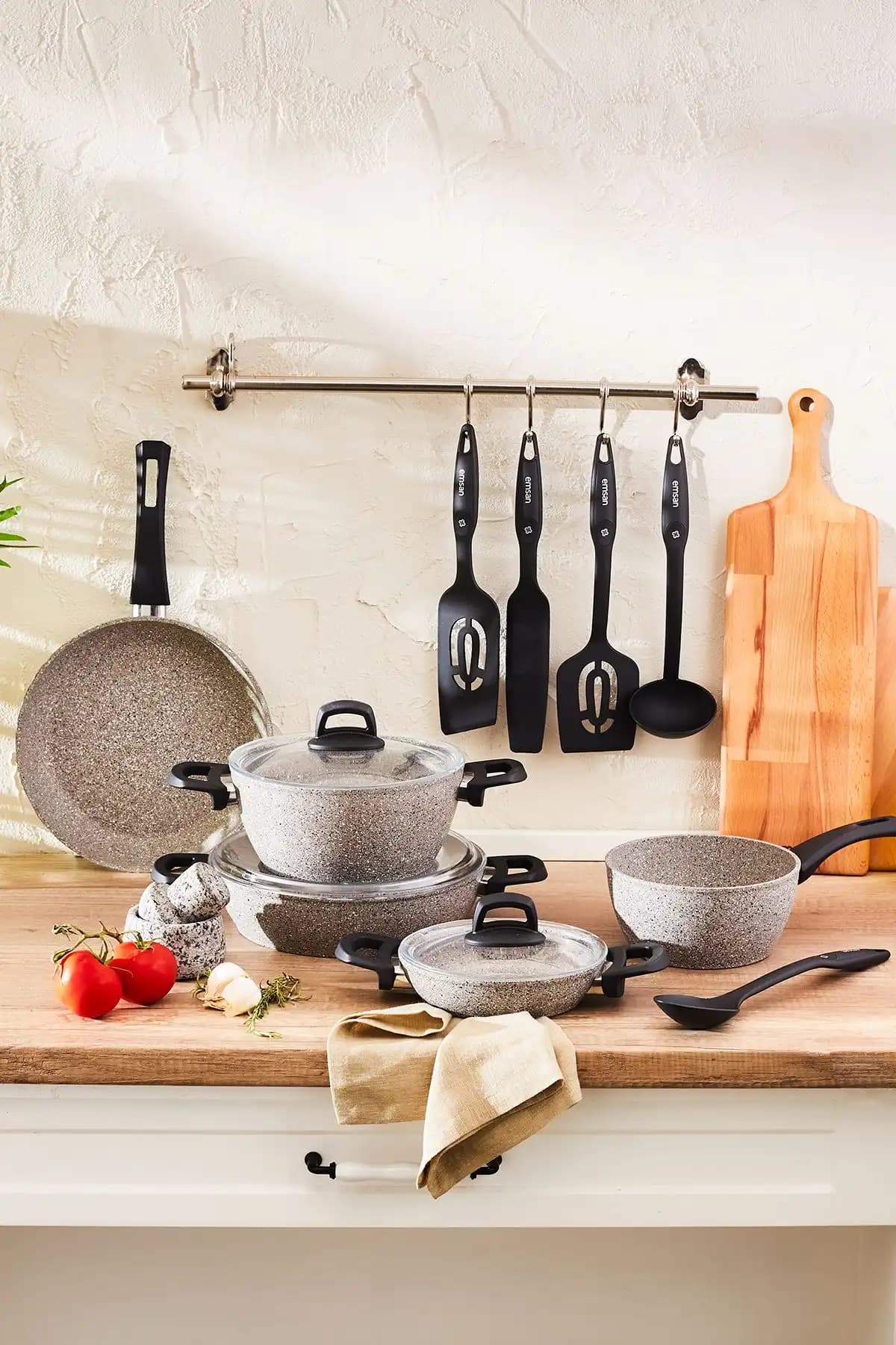 Emsan Apatit 7 Parça Granit Tencere Seti ve New Harmony 13 Parça Karşılaştırması 2