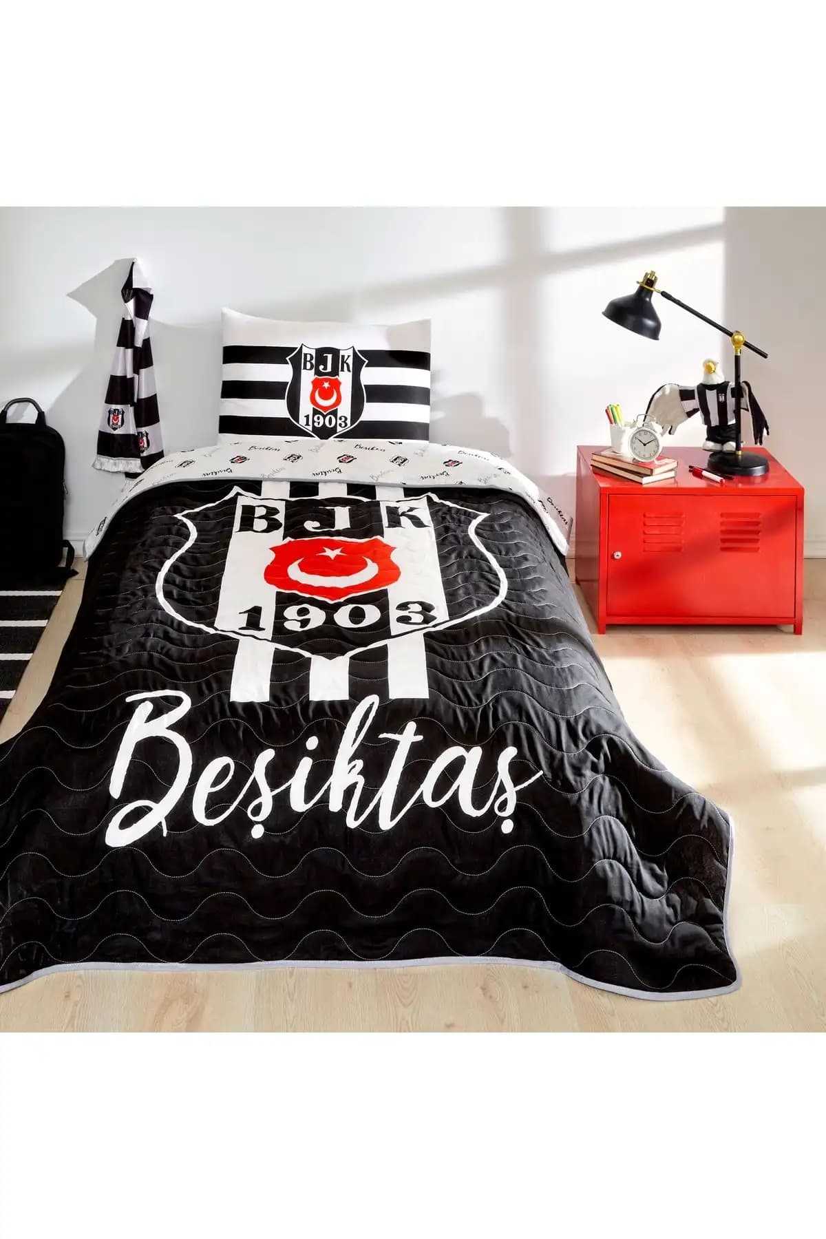 Taç Beşiktaş Lisanslı Yatak Örtüsü ve Nevresim Takımı Karşılaştırması 1