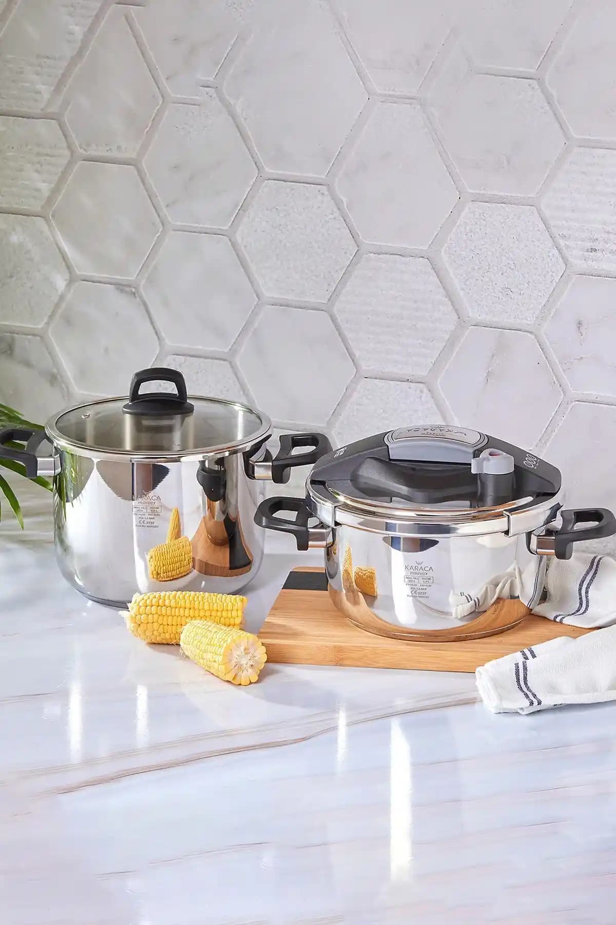 Karaca Perfect Gray ve Pink Düdüklü Tencere Setlerinin Karşılaştırması ve Özellikleri