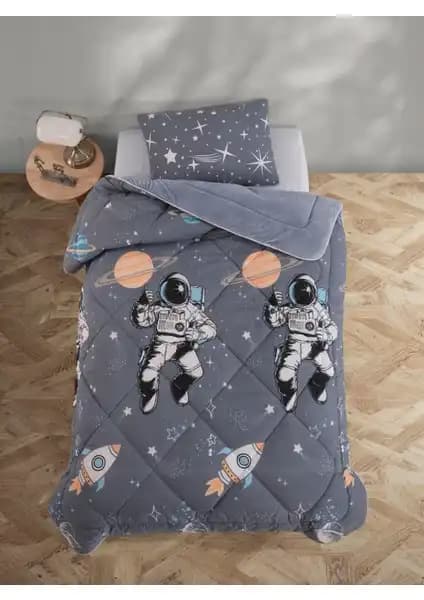 Formeya Astronot Desenli ve Lüx Gri Welsoft Tek Kişilik Yorgan Karşılaştırması 1