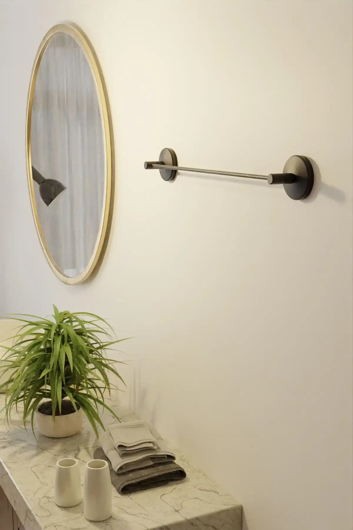 Milenay Siyah Ekonomik Montajlı Uzun Havluluk: Modern ve Şık Banyo Aksesuarı