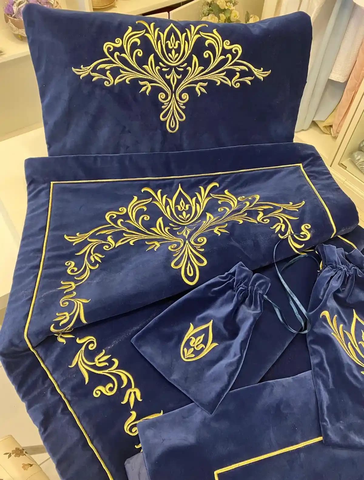 Kadife Bohça: Modern ve Geleneksel Dekorasyonda Zarafet ve Şıklık Yaratır