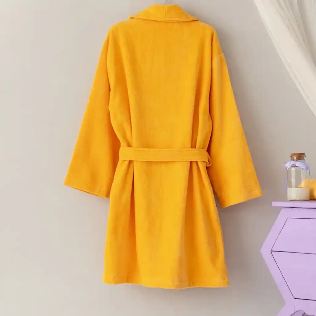 Kedili Bornoz Dekorasyonunda Şıklık ve Konforun Birleştiği Modern Ev Tasarımı