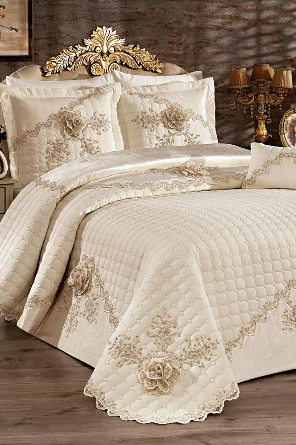 Krem Yatak Örtüsü ile Yatak Odalarınıza Zarif ve Şık Bir Dokunuş Yapın