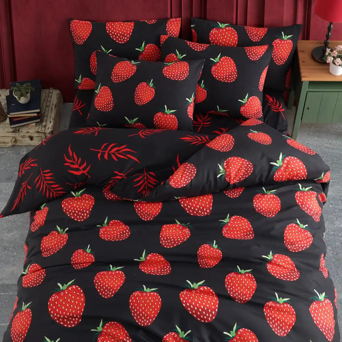 Çilek Desenli Nevresim Takımlarıyla Yatak Odanızı Canlandırın ve Konforu Artırın