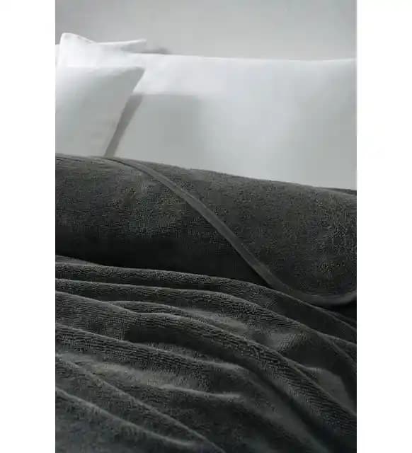 Modern Dekorasyonda Kadife Battaniyenin Estetik ve Fonksiyonel Kullanımı