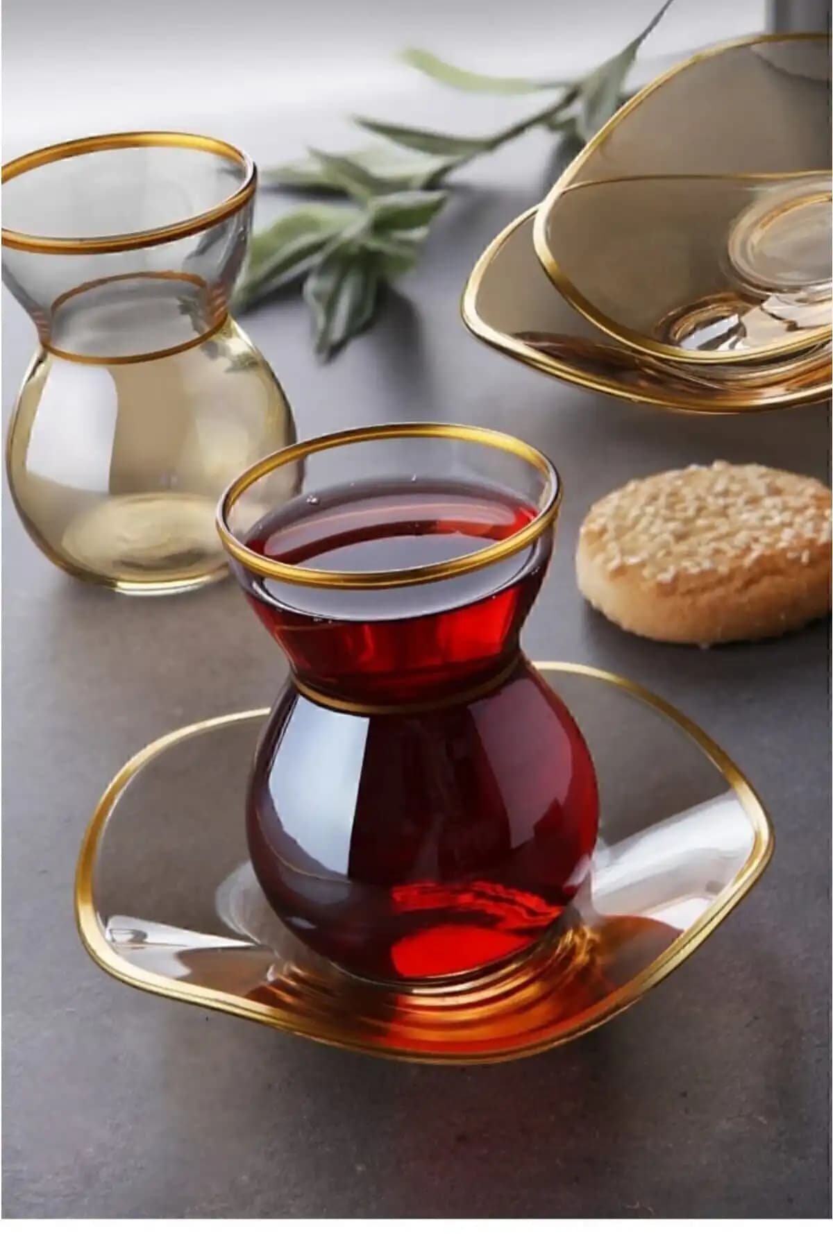 Paşabahçe Gold Çay Bardağı ile Dekorasyonda Şıklık ve Zarafetin Modern Yansıması