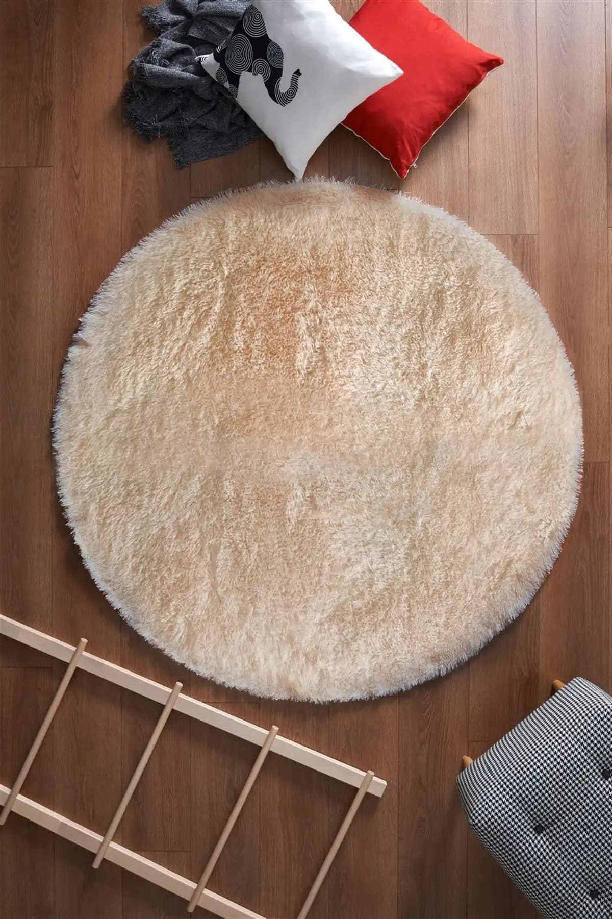 Peluş Yuvarlak Halılarla Modern ve Sıcak Dekorasyon Çözümleri