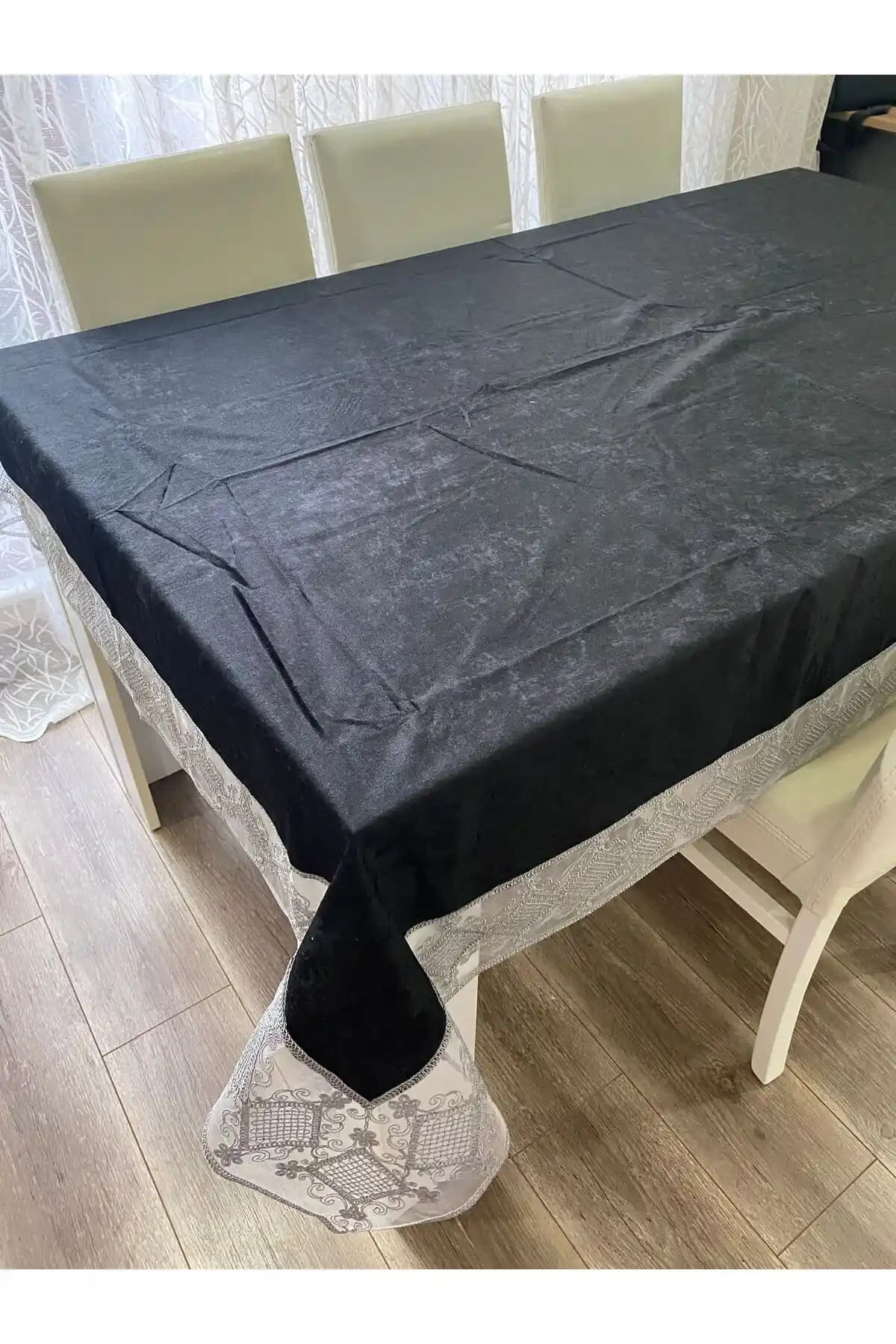 Siyah Kadife Masa Örtüsü ile Dekorasyonunuza Zarafet Katın ve Şıklığı Yakalayın