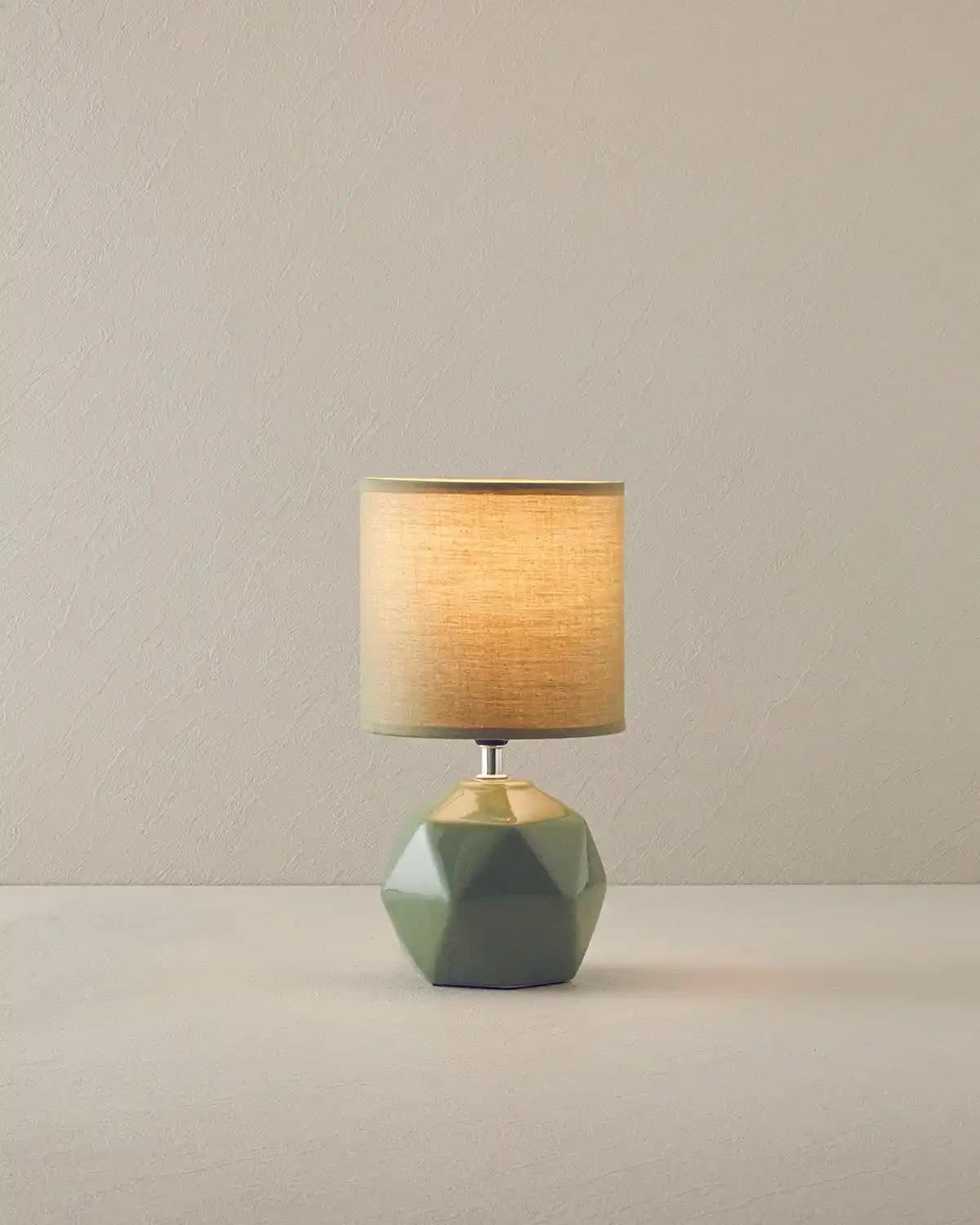 Yeşil Abajur ile Dekorasyonda Doğal ve Şık Dokunuşlar: Modern ve Klasik Tarzlar İçin İpuçları