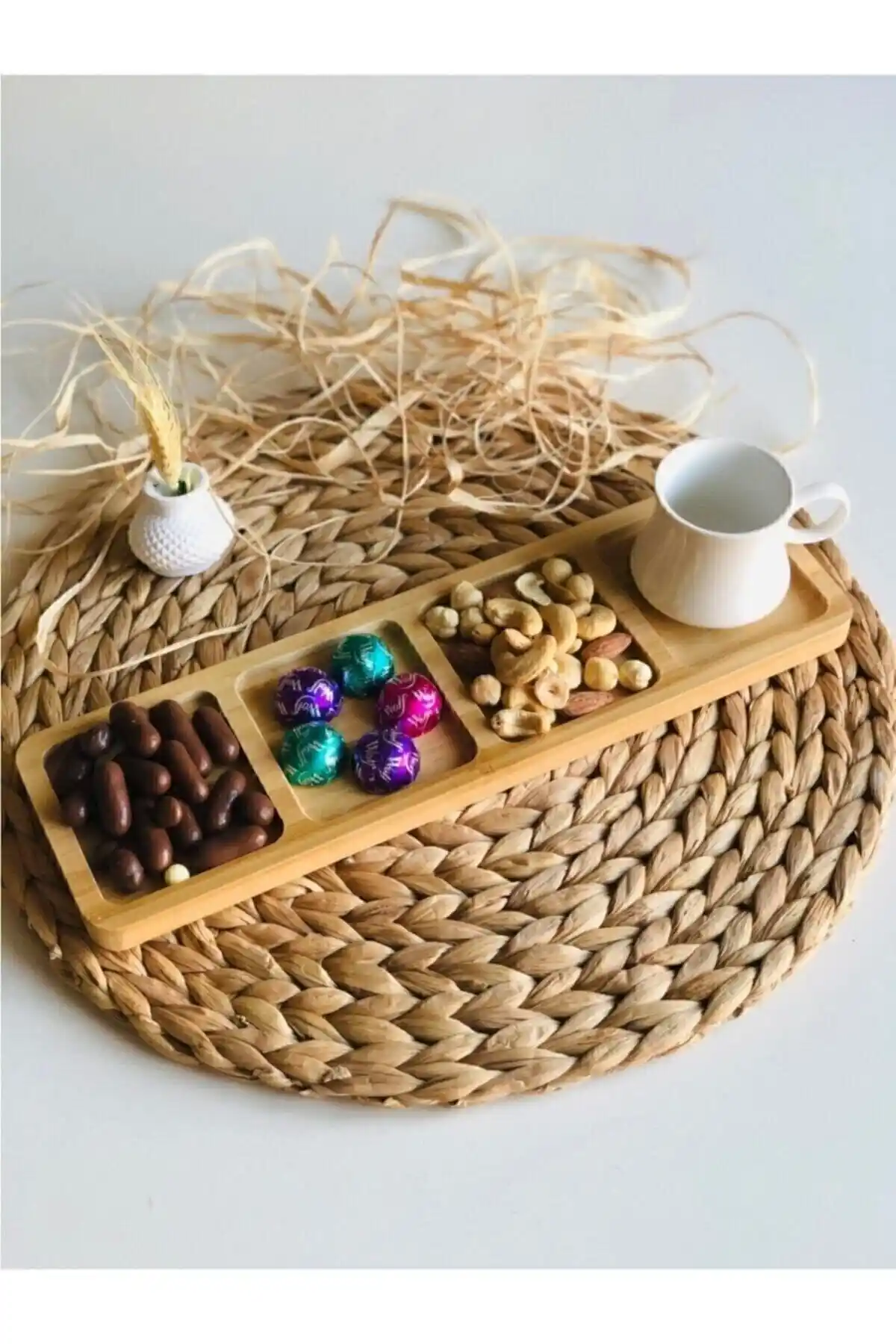 Bambu Malzemeden Çok Bölmeli Sunum Tabağı Modern ve Çevre Dostu Tasarım