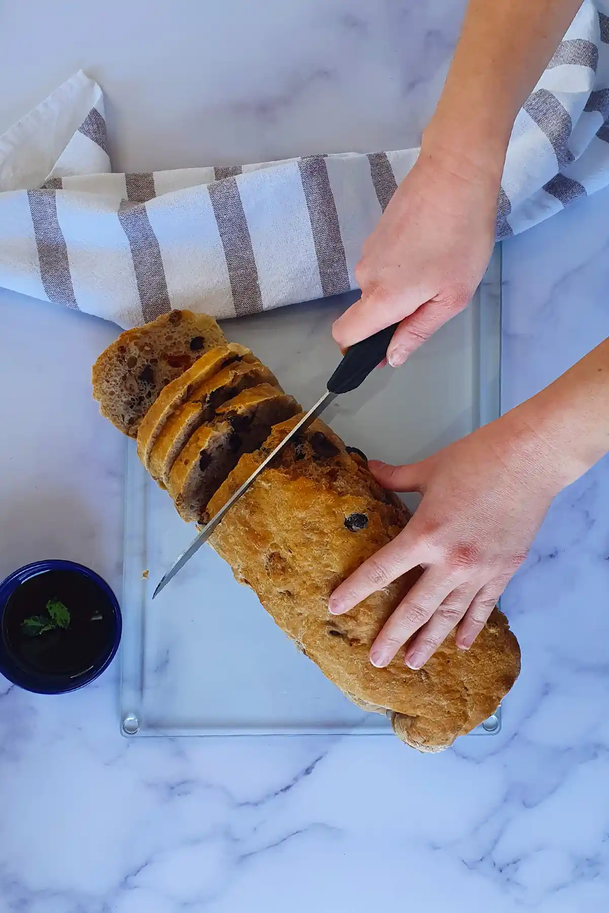 Decorita Kanallı Cam Kesme Tahtası: Estetik ve Dayanıklı Mutfak Gereçleri