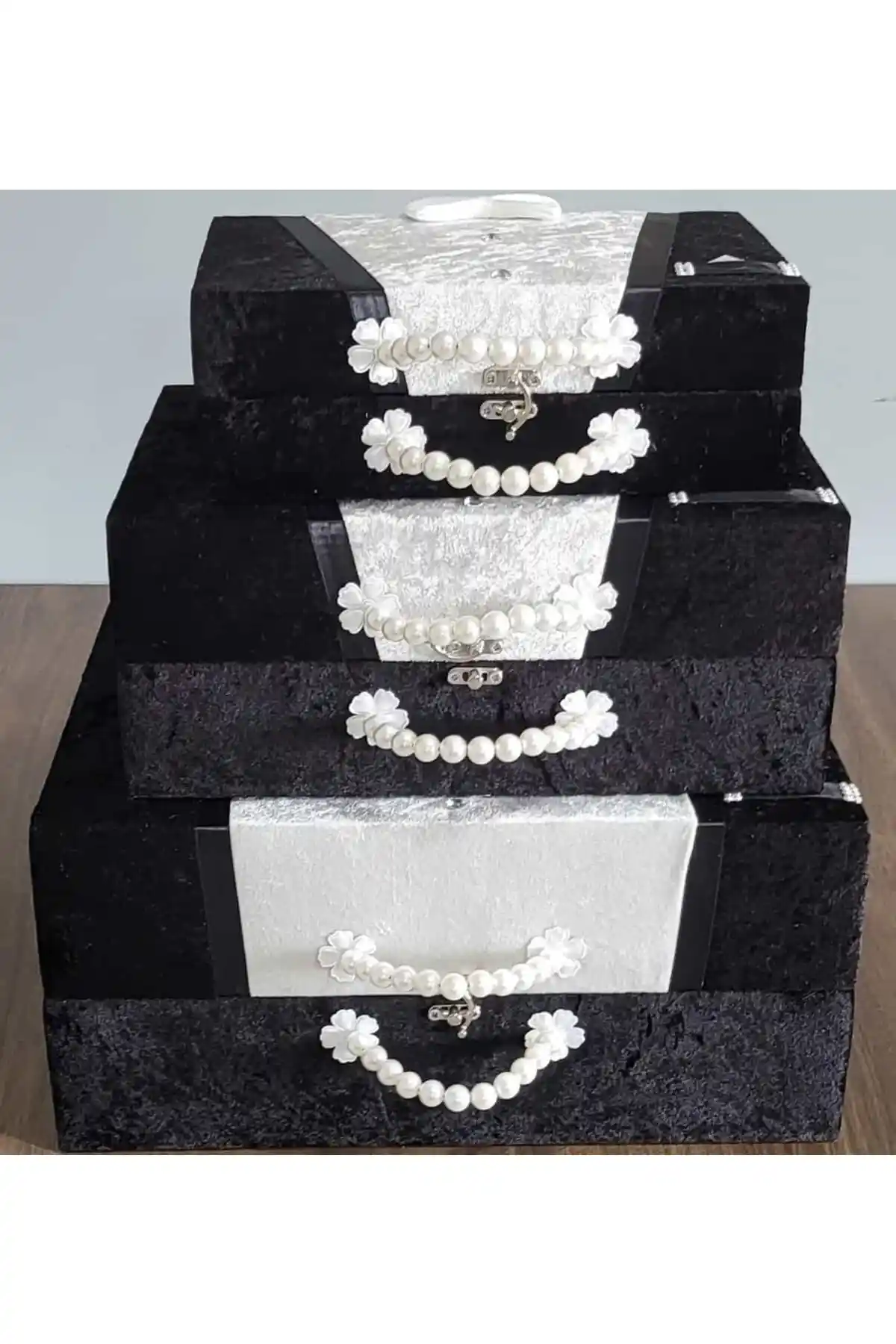 Duru Çeyiz Sandıkları ve Çanta Setleri Geleneksel Türk Düğünleri İçin Şık ve Dayanıklı Tasarımlar