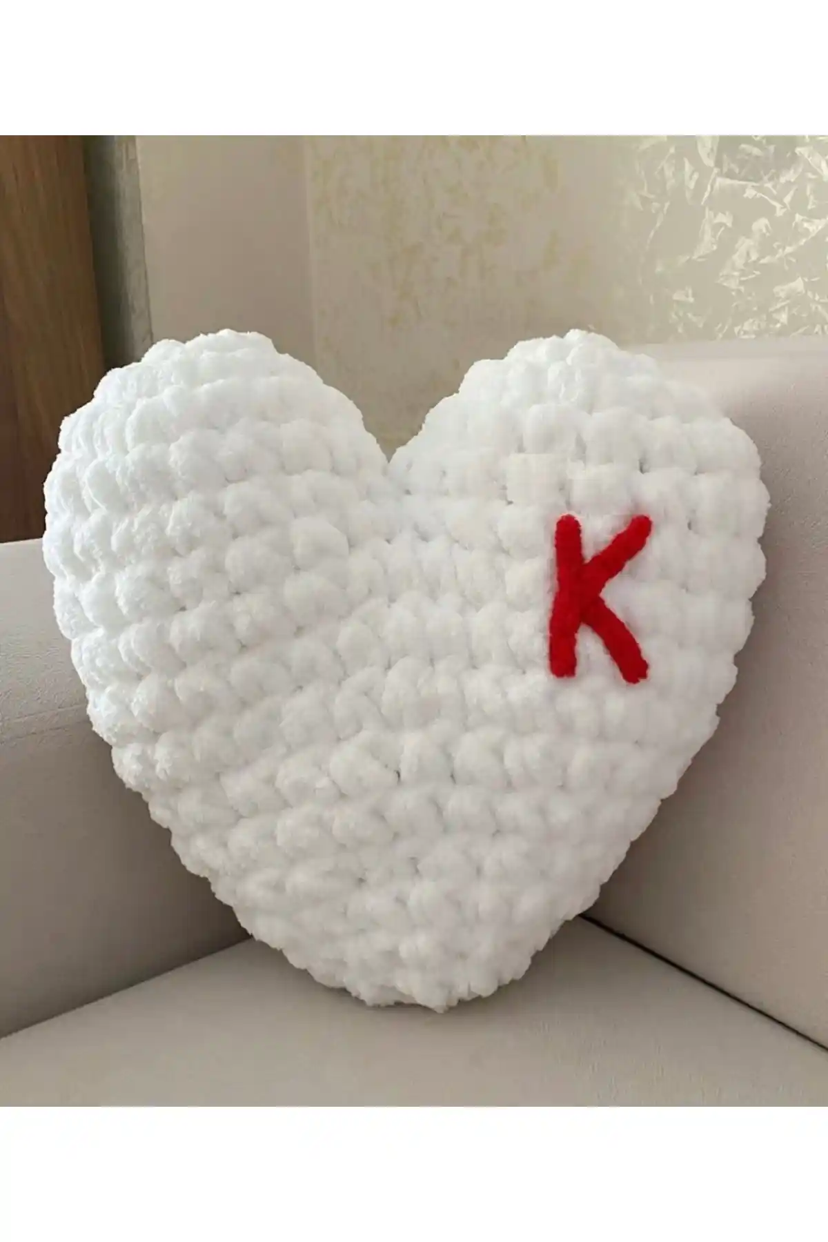 Lala Harfli Kalpli Yastık: Estetik ve Kişisel Dokunuşlar Sunan Dekoratif Ürün