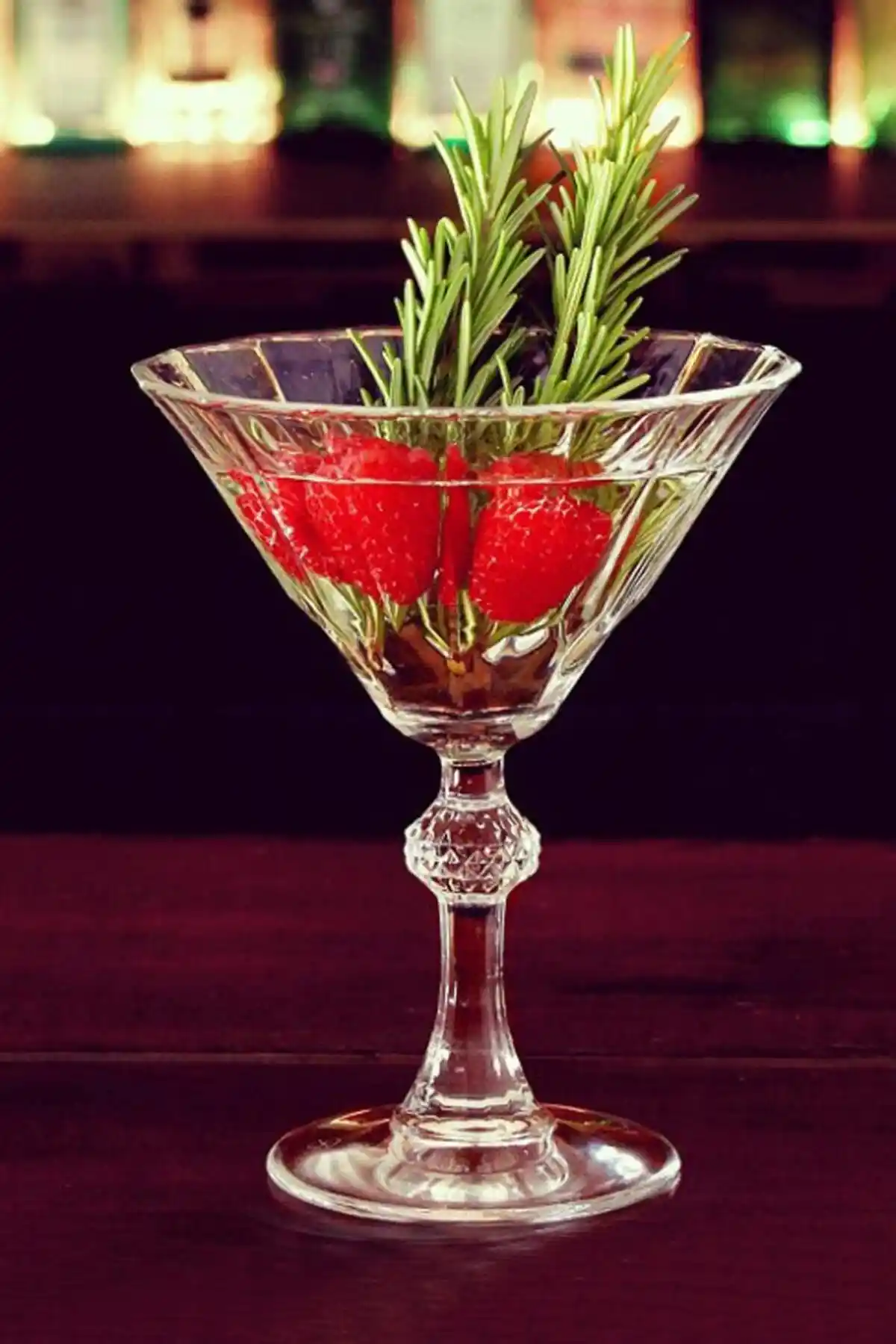 Paşabahçe Diamond Ayaklı Bardak Dondurmalık ve Martini Seti: Şık ve Fonksiyonel Cam Ürünü