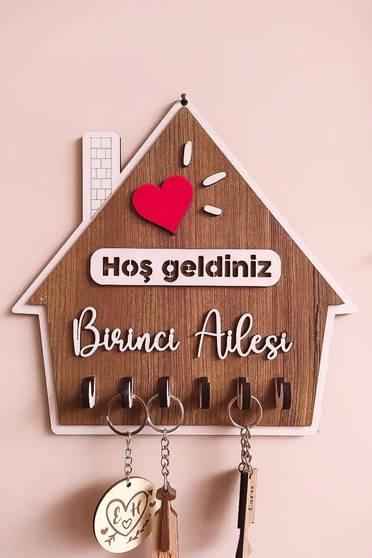Aile İsimli Ahşap Anahtarlık Askısı: Şık ve Fonksiyonel Ev Dekorasyonu Aksesuarı