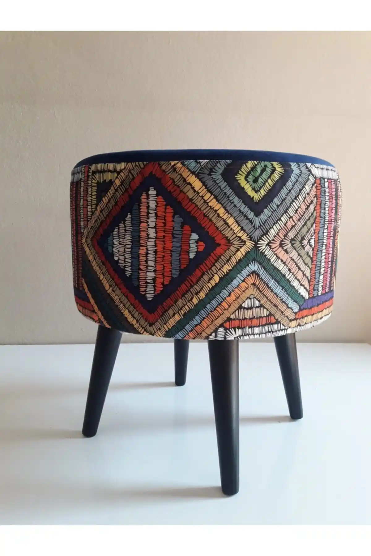 Albatros Gürgen Retro Ahşap Ayaklı Dekoratif Puf Ev Dekorasyonuna Şık Bir Dokunuş