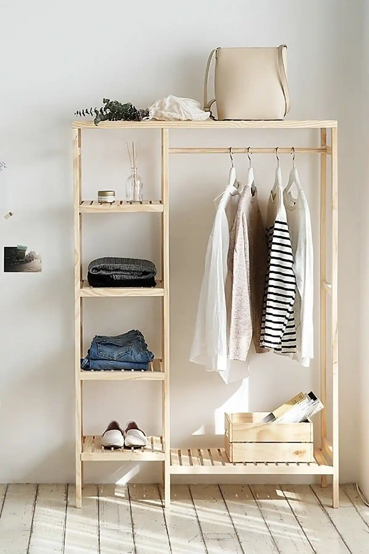 Hazel Mobilya'nın Ahşap Ayaklı Elbise Askısı ile Ev Dekorasyonunuza Şıklık Katın