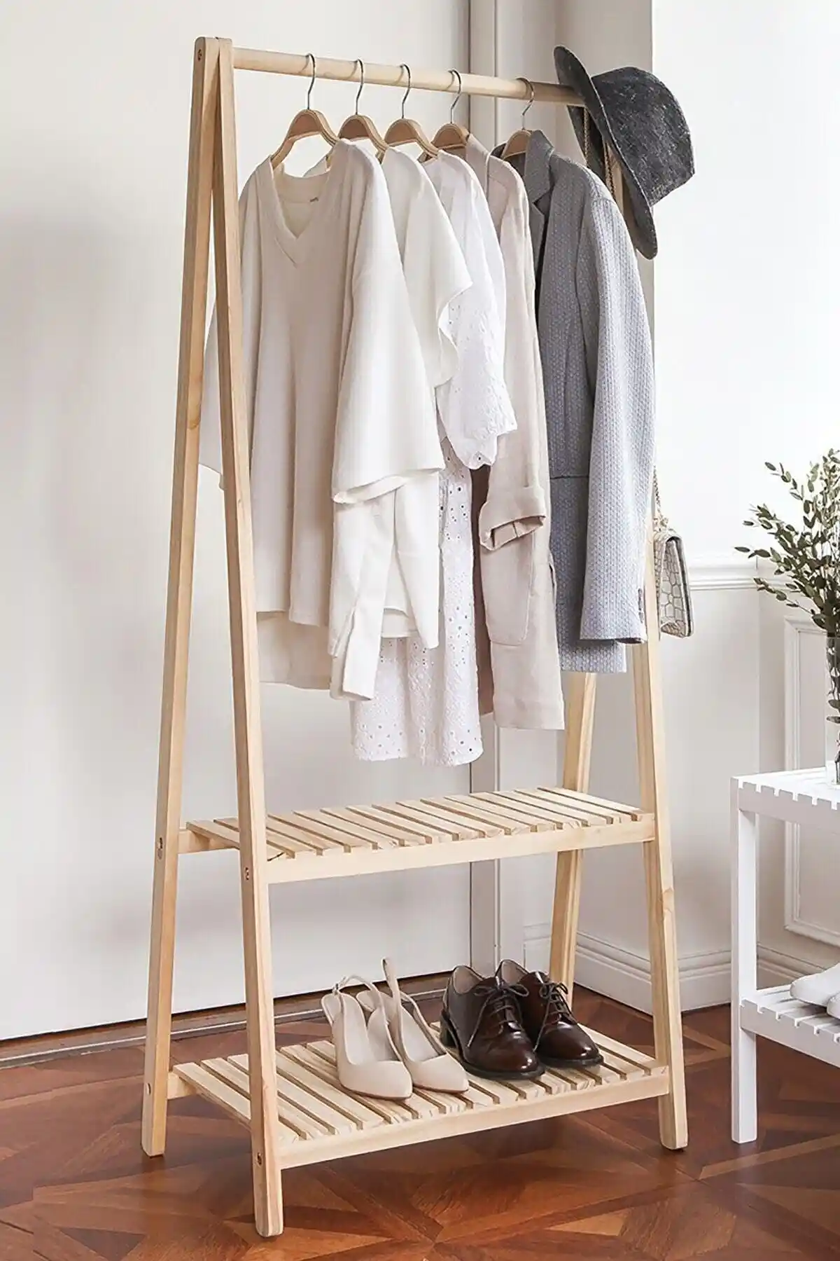 Severale Ahşap Ayaklı Elbise Askılığı: Modern Tasarım ve Kullanım Kolaylığı