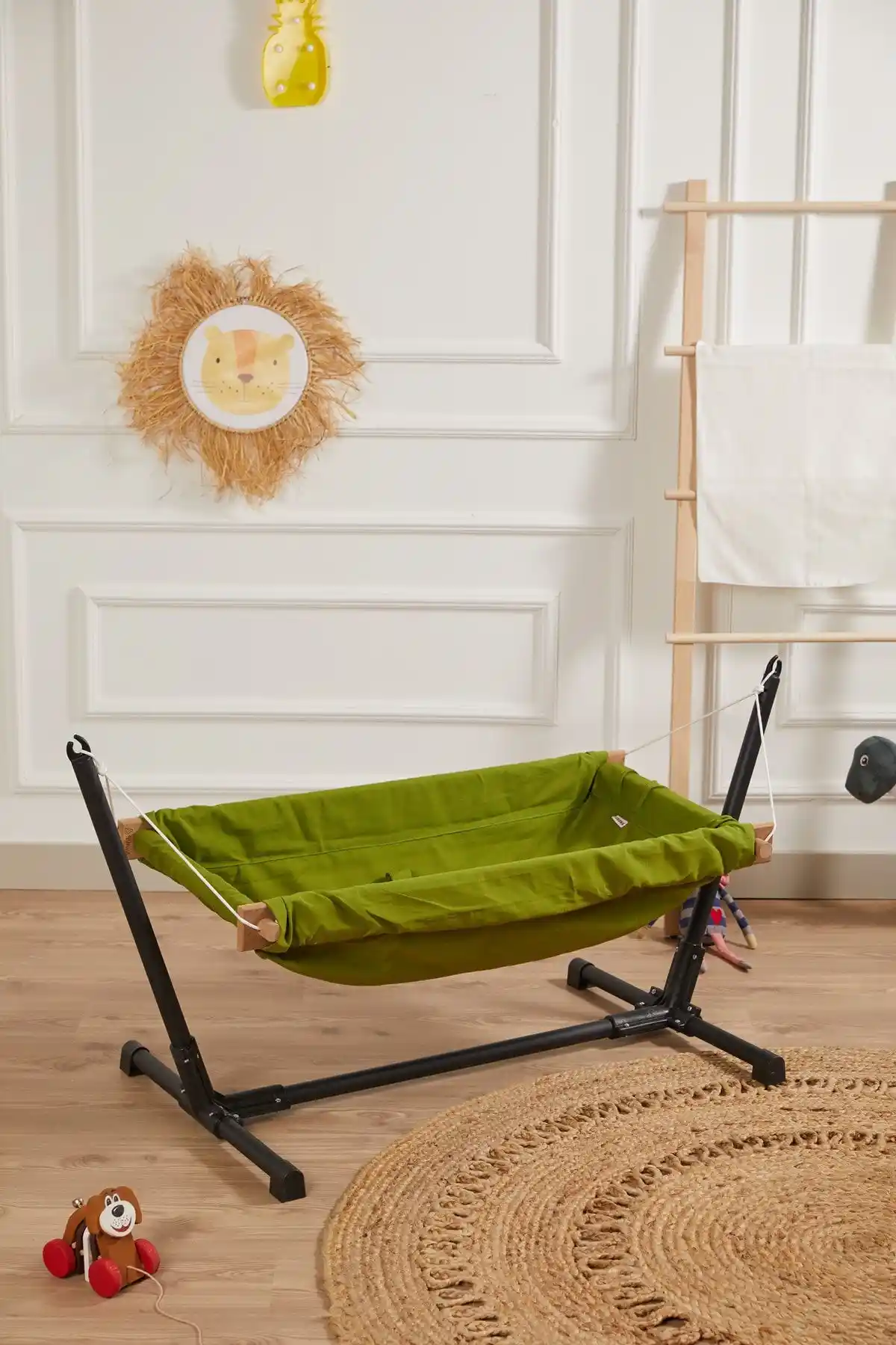 Svava Yeşil Ahşap Bebek Hamak Beşik: Güvenli ve Estetik Uyku Çözümü