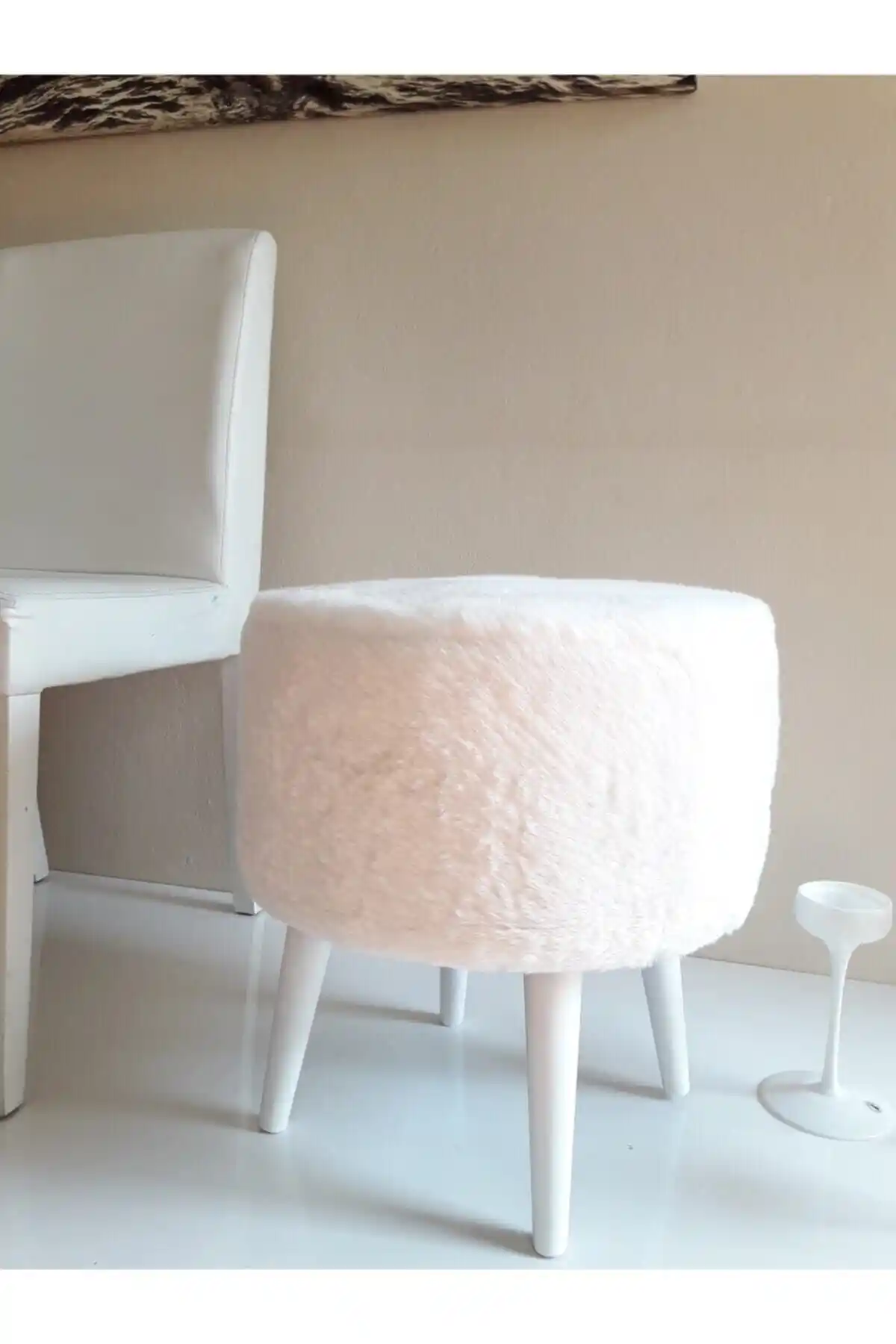 WEBPANYA Gürgen Ahşap Ayaklı Beyaz Yuvarlak Peluş Puf Dekoratif Oturma Ürünü