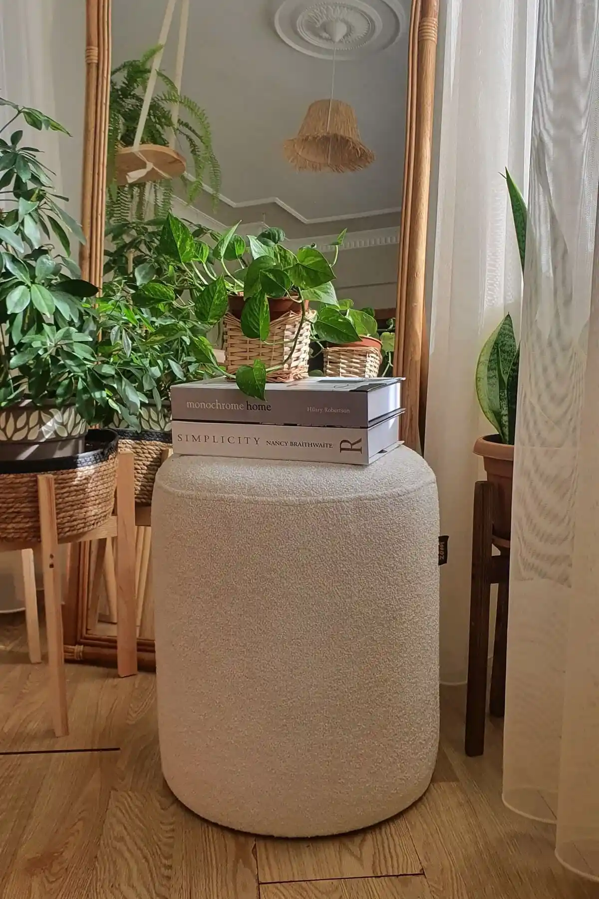 Zem Lines Teddy Kumaş Beyaz Puf: Modern ve Çok Yönlü Oturma Çözümü