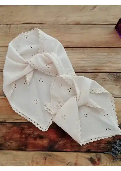 Anne ve Kız İçin Üçgen Muslin Bandana Şıklık ve Konfor Sunan El Yapımı Aksesuar