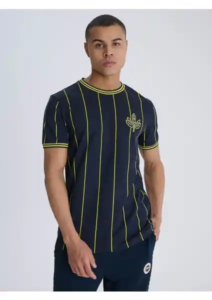 Fenerbahçe Erkek İnce Çizgili Tişört: Modern ve Konforlu Spor Giyim Seçeneği