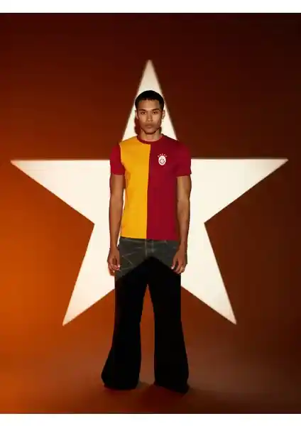 Galatasaray Parçalı 5 Yılz T-Shirt: Şık ve Rahat Lisanslı Spor Giyim Ürünü