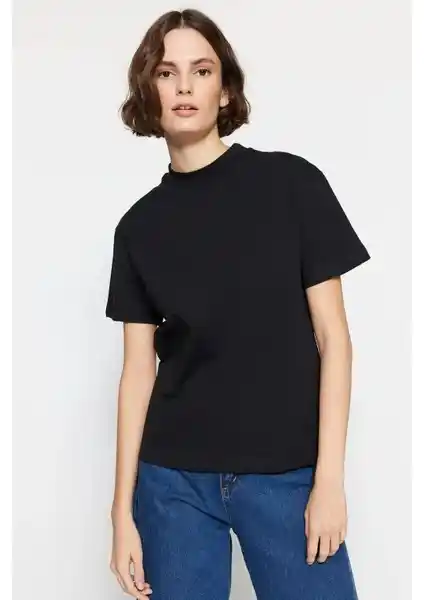 Günlük Şıklık ve Konfor Sunan Modern Tasarımlı T-shirt Ürünleri