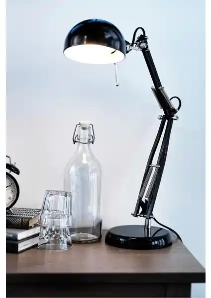 IKEA Forsa Çalışma Lambası: Modern ve İşlevsel Tasarımıyla Çalışma Ortamlarını Aydınlatır