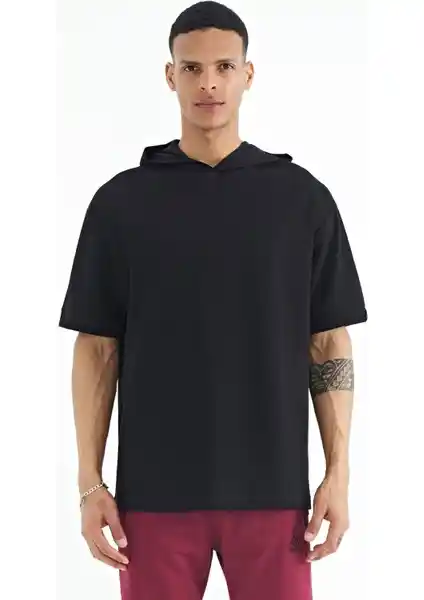 Tommy Life Siyah Kapüşonlu Oversize Erkek T-shirt: Modern ve Rahat Günlük Giyim Seçeneği