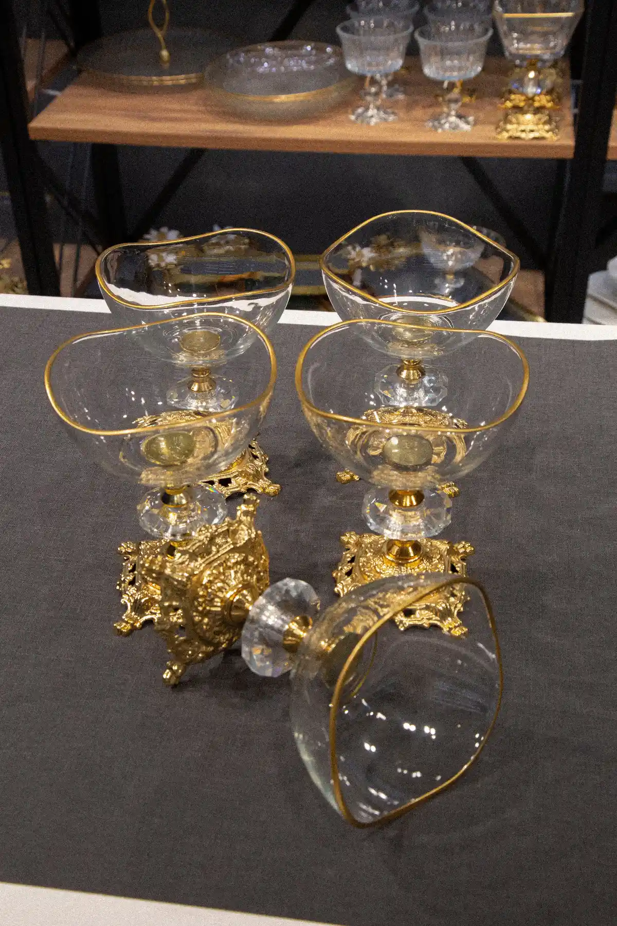 ARGKRİSTAL Metal Ayaklı Vira Gold Detaylı Sütlü Tatlı Kasesi Estetik ve Fonksiyonellik