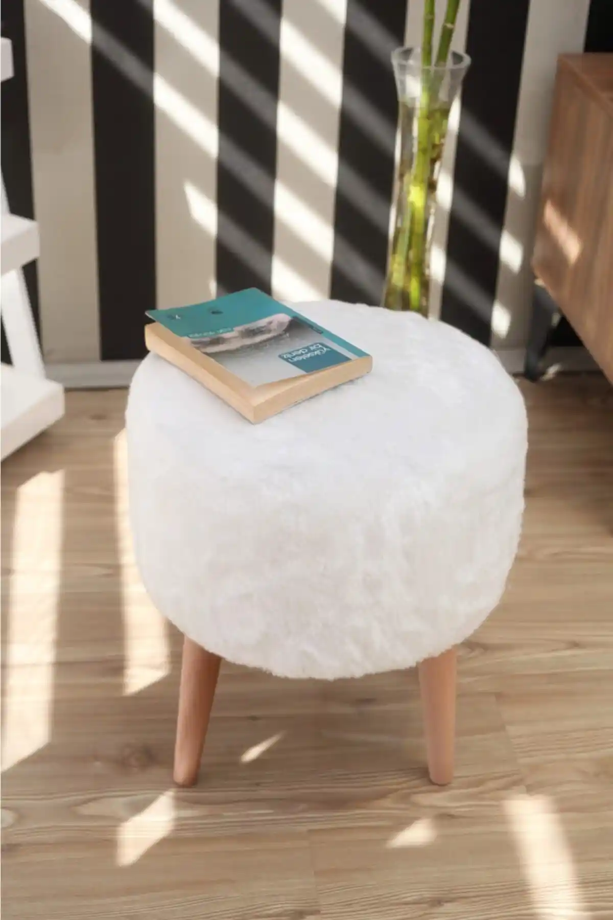 Dekortif Yuvarlak Beyaz Peluş Puf: Modern ve Dayanıklı Oturma Parçası