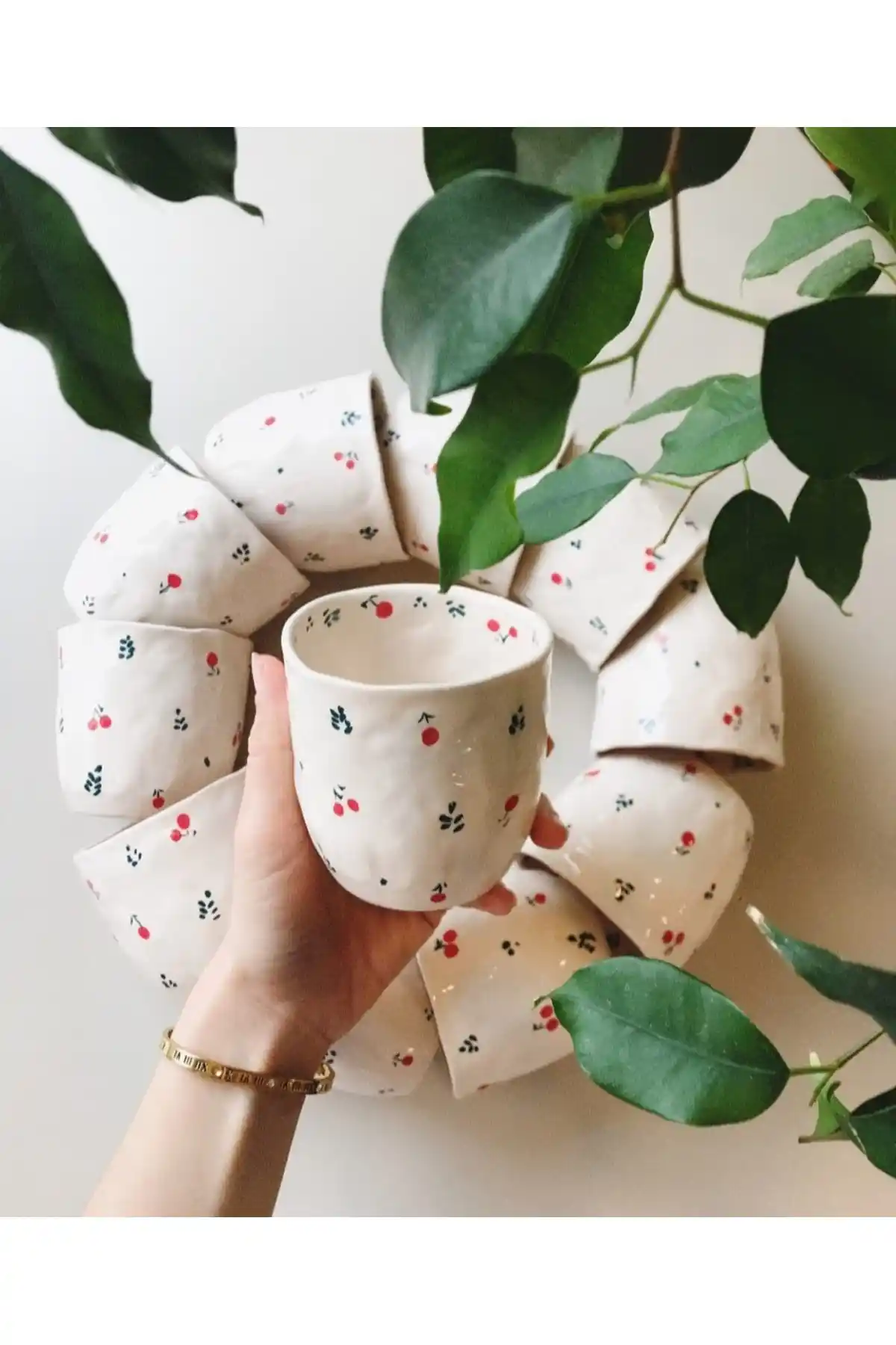 El Yapımı Kiraz Desenli Seramik Kupa Modern Tasarım ve Dayanıklılık Özellikleri