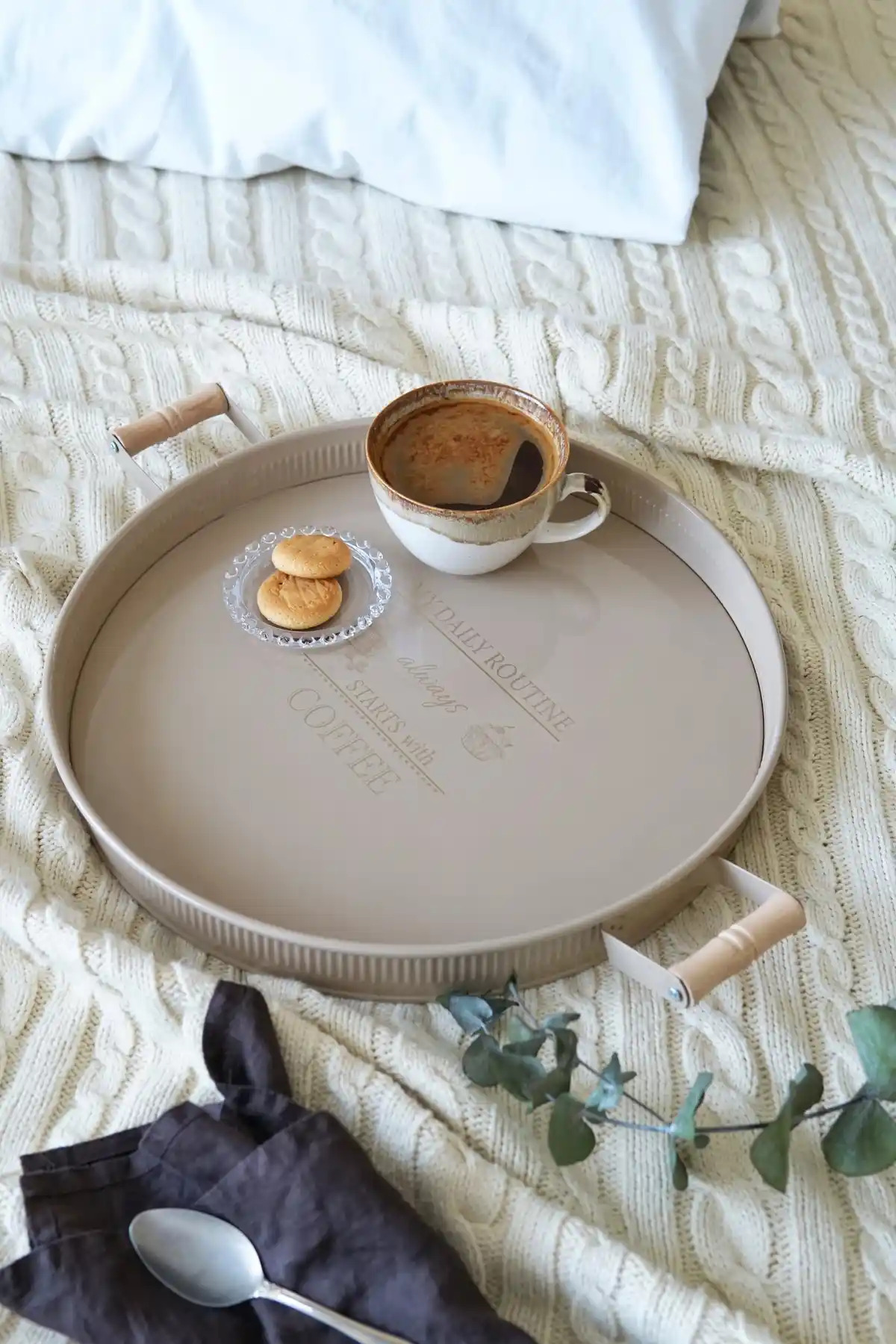 Evle Ahşap Kulplu Yuvarlak Tepsi 37 cm: Dayanıklı ve Şık Mutfak Servis Aksesuarı