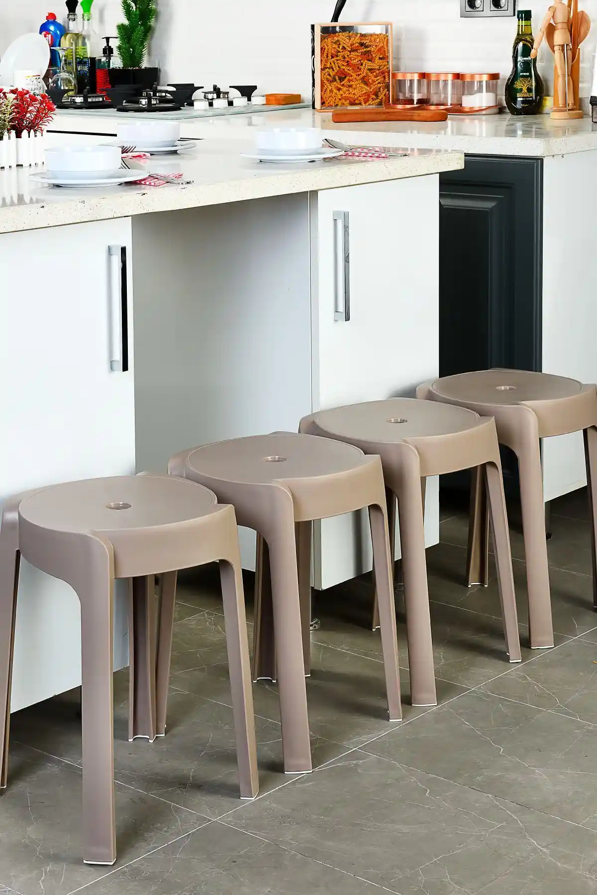 İronika Kaymaz Ayaklı Plastik Tabure: Modern ve Çok Yönlü Oturma Çözümü