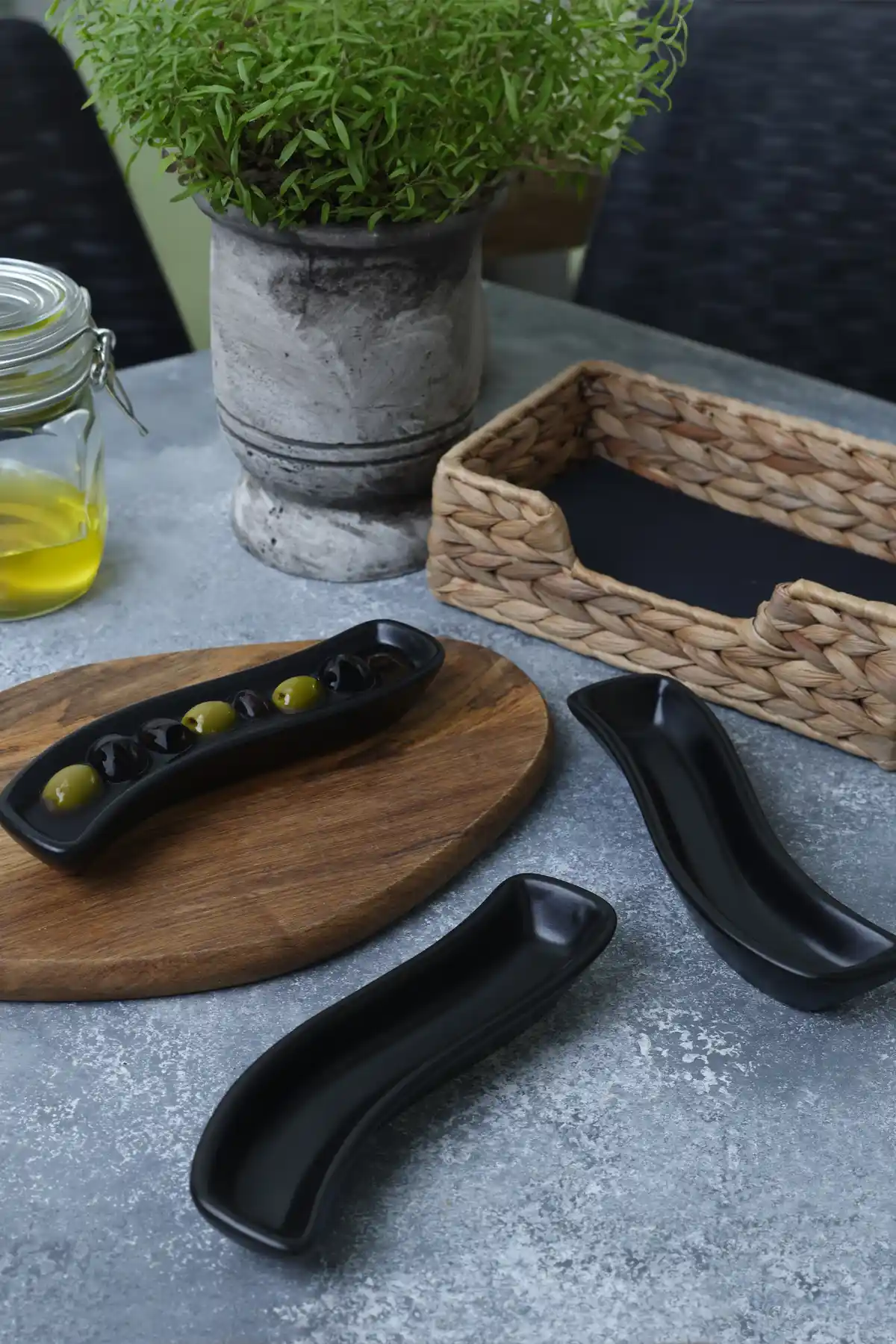 Keramika Siyah İvory Zeytinlikler: Estetik ve Fonksiyonellik Sunan Seramik Mutfak Aksesuarları