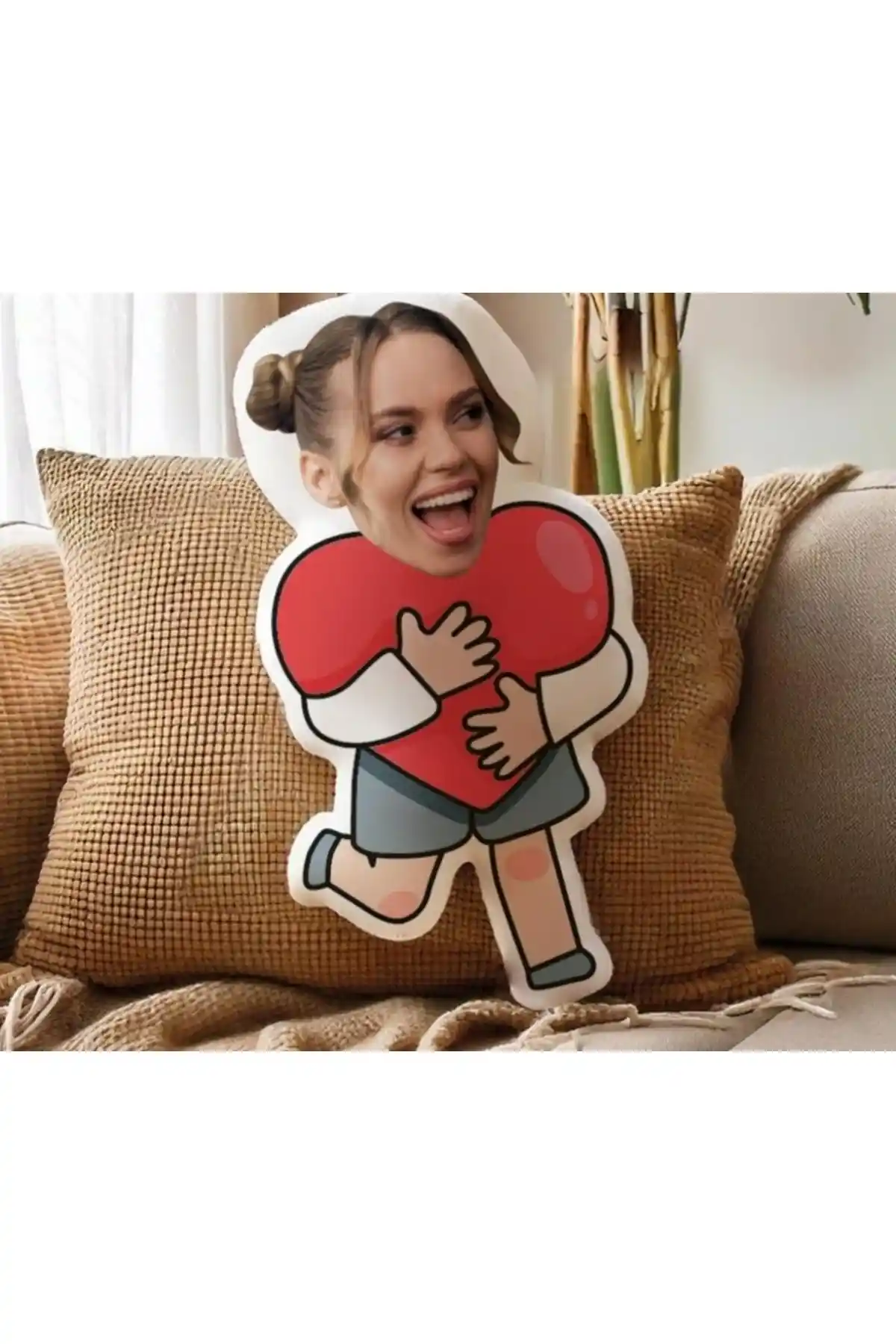 Kişiye Özel Kalp Tutan Kız Bebek Şekilli Bez Yastık Dekoratif Hediye Seçeneği