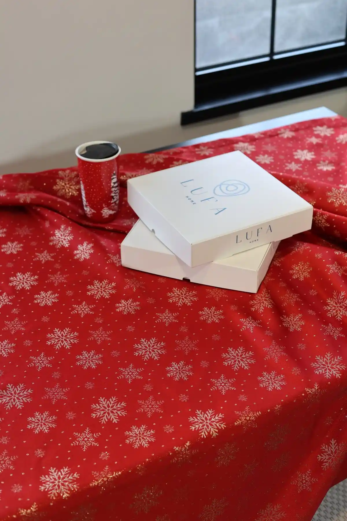 LUFA HOME Jakarlı Yılbaşı Masa Örtüsü 440 - Şık ve Dayanıklı Dekorasyon Seçeneği