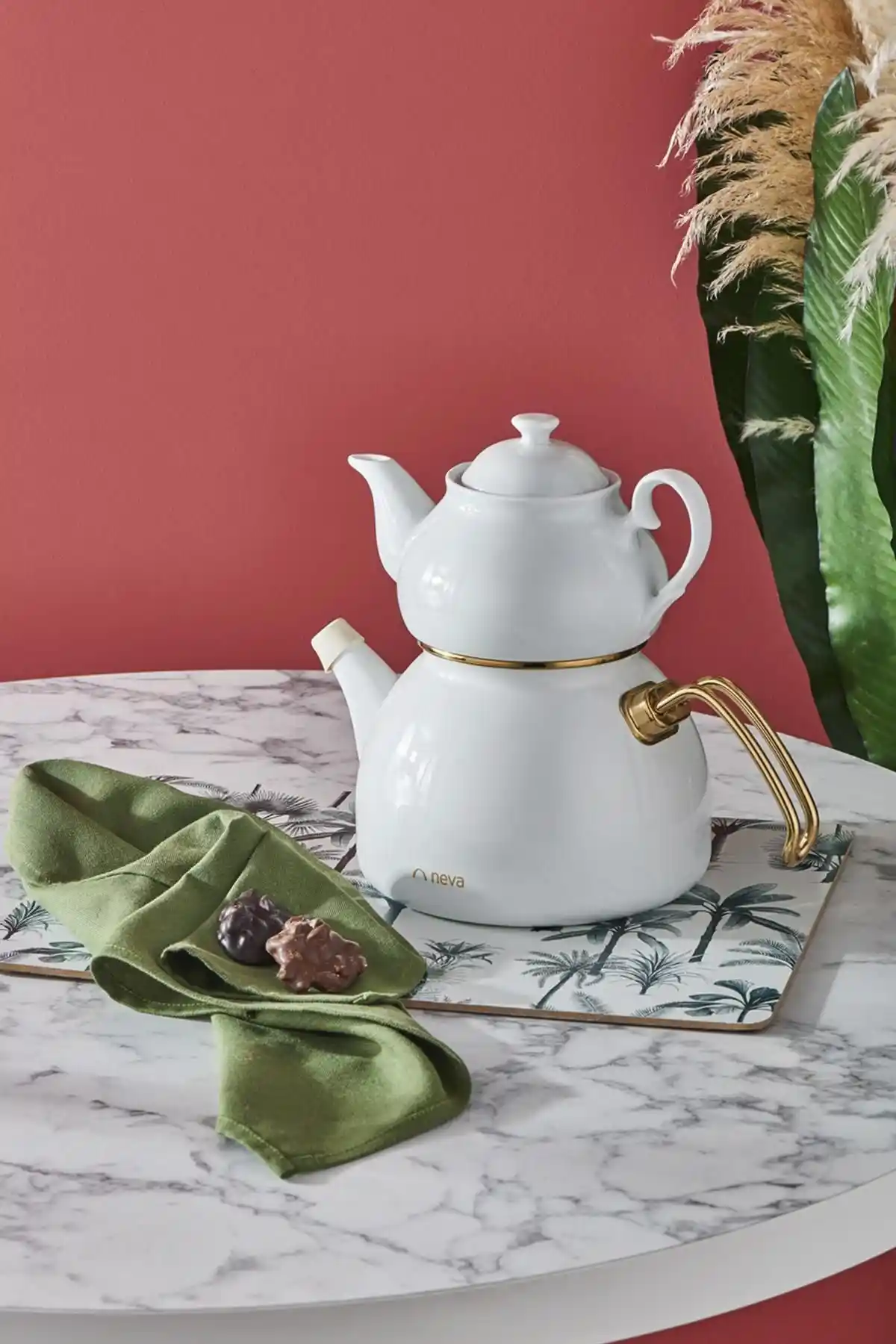 Neva Nv10055 Porselen Demlikli Beyaz Emaye Çaydanlık Takımı: Estetik ve Fonksiyonellik Bir Arada