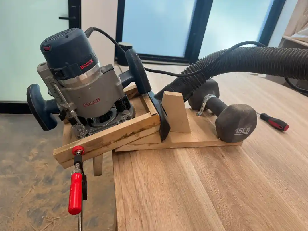 25 Derece Dik Eğimli Bıçak Kenarı İçin Özel Router Jig Tasarımı ve Uygulaması