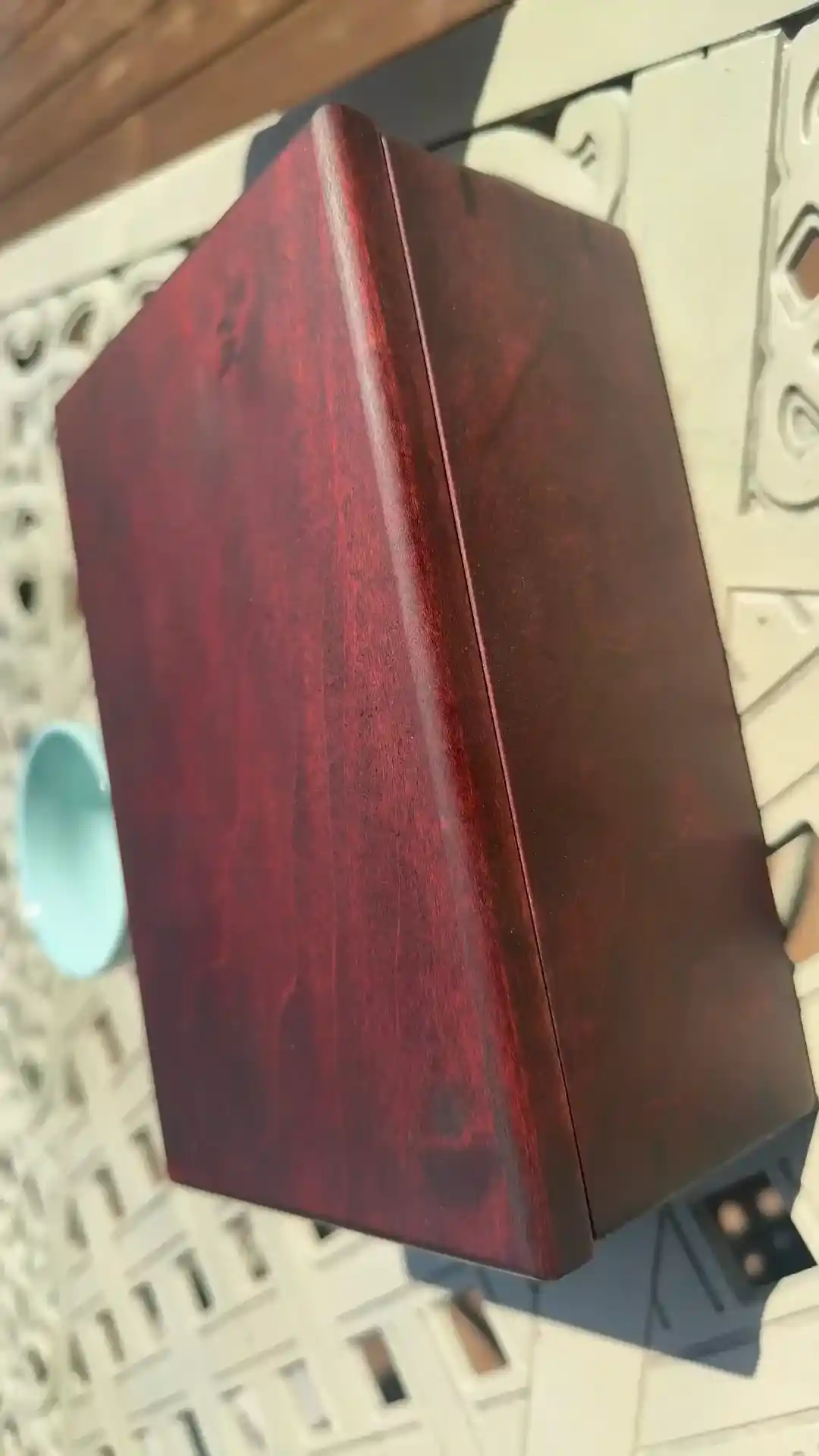 Ahşap Kutularda Renk Solması ve Koruma Yöntemleri: Su Bazlı Boyalar ve Ahşap Türleri