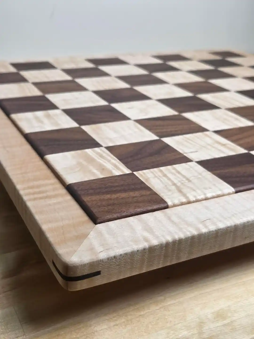 Ahşap Satranç Tahtası Yapımında Malzeme ve Teknik Gelişimlerin Bir Yıllık Değerlendirmesi