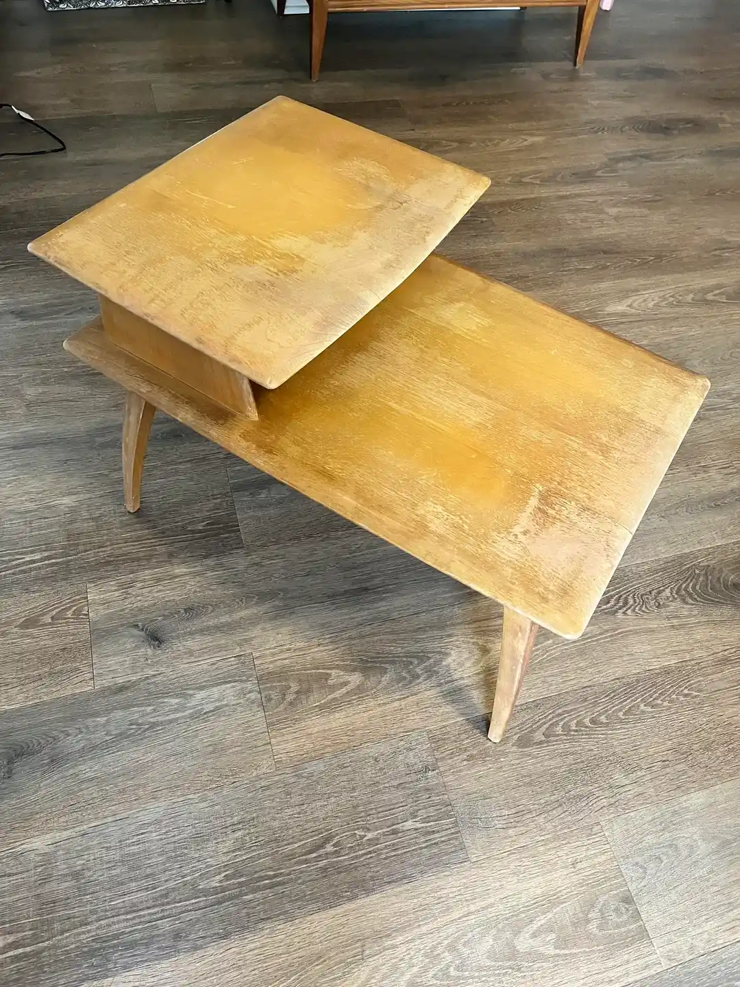 Ahşap Yan Sehpa Restorasyonunda Yüzey Hazırlığı, Onarım ve Vernik Uygulamaları