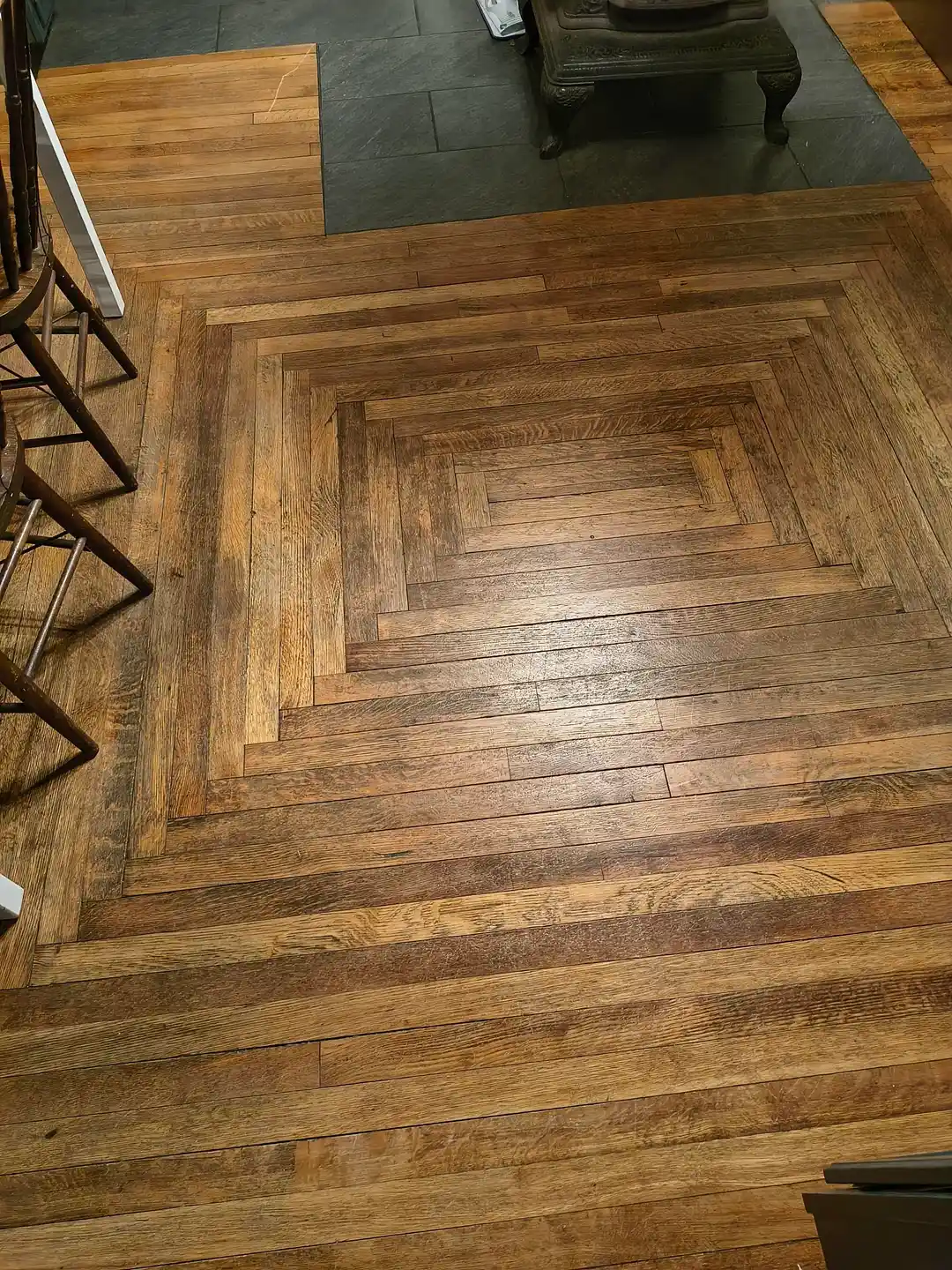 Antika Zeminlerde Düzensiz Kehribar Rengi Oluşturma Yöntemleri ve Ahşap Yüzey Hazırlığı