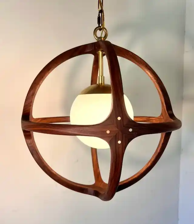 Ceviz Ağacından Küre Formlu Sarkıt Lambalar: Tasarım ve İşçilik Ayrıntıları