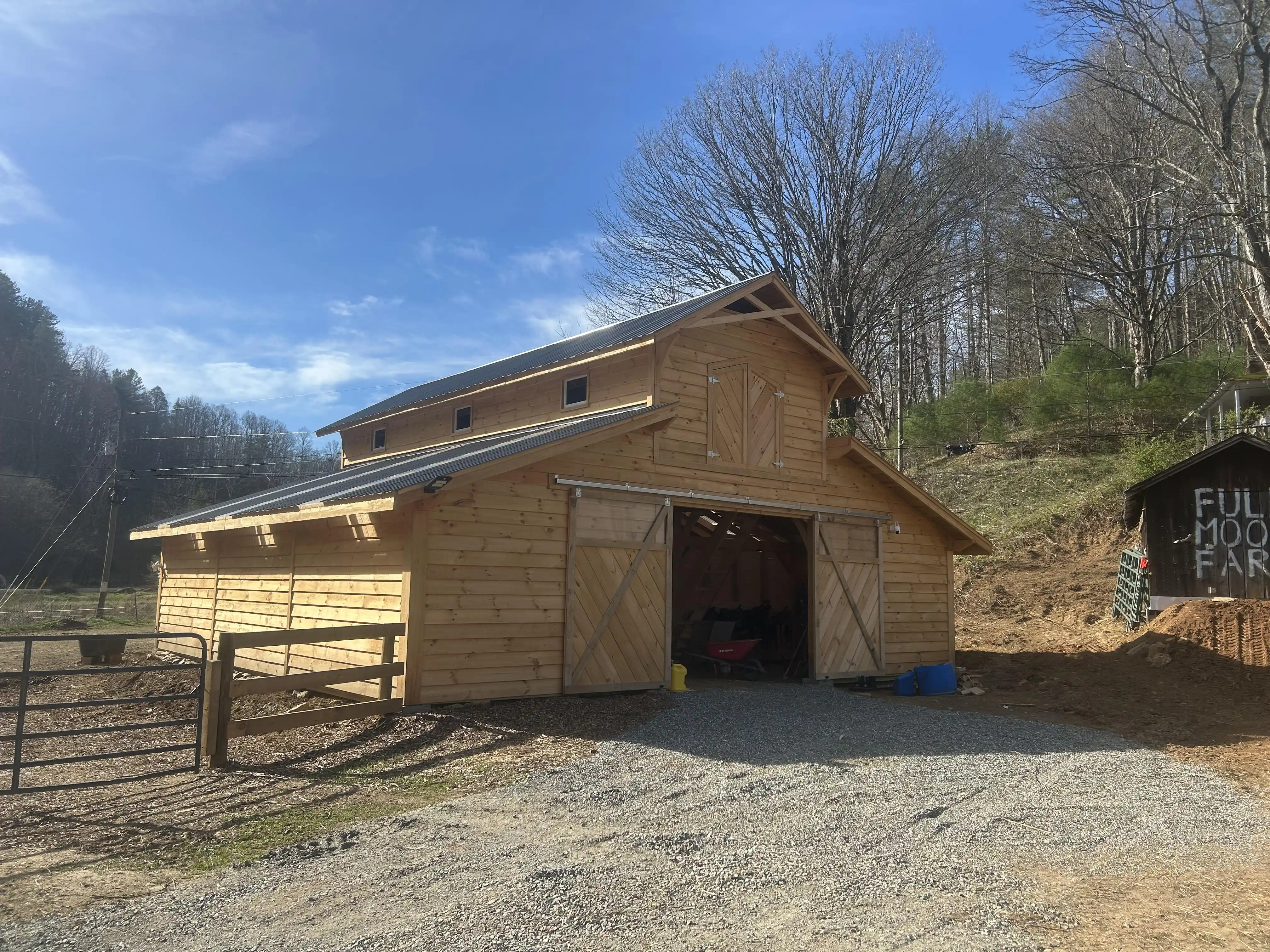 Dış Mekan Beyaz Çam Ahşabın Doğal Rengini Koruma Yöntemleri ve Şeffaf Kaplamaların Sınırlamaları