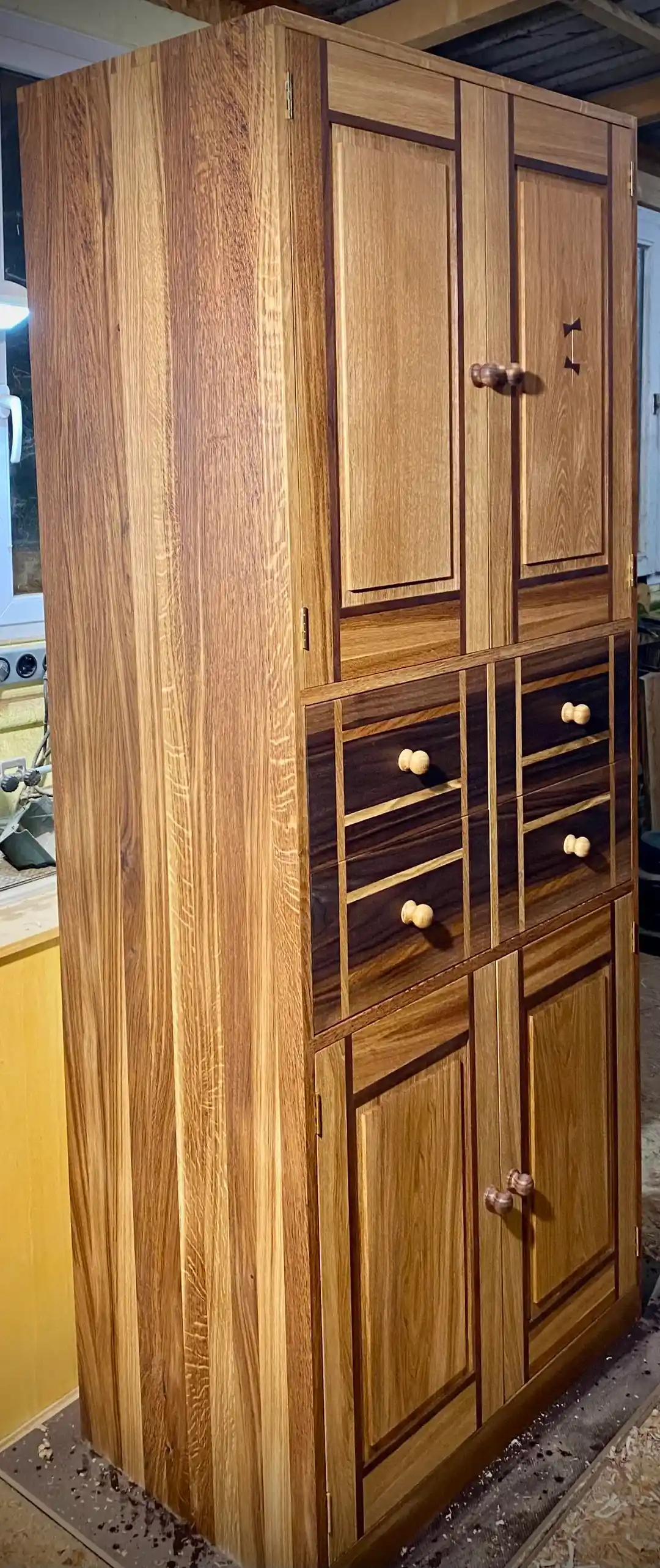 El Aletleriyle Yapılan Meşe ve Ceviz Mutfak Depolama Dolabı Tasarımı ve Teknikleri