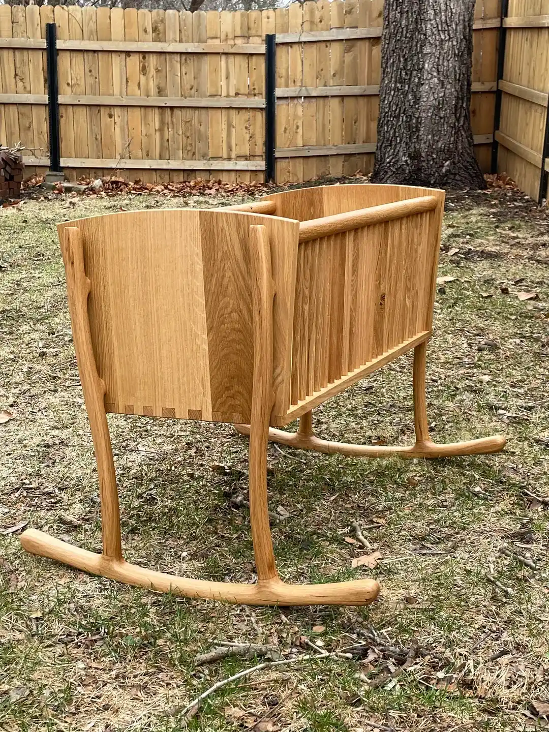 El Yapımı Beyaz Meşe Beşik: Organik Tasarım ve İşçilik Detaylarıyla Fonksiyonel Mobilya